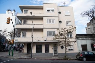 Fachada de la calle Paysandú esquina Democracia