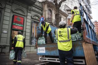 Entrega de bidones de agua a ONAJPU