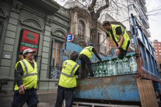 Entrega de bidones de agua a ONAJPU