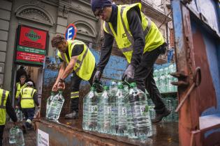 Entrega de bidones de agua a ONAJPU