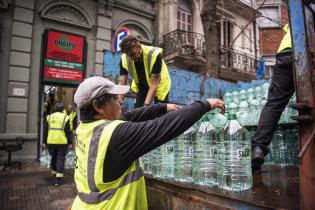 Entrega de bidones de agua a ONAJPU