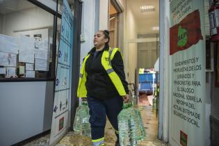 Entrega de bidones de agua a ONAJPU Entrega de bidones de agua a ONAJPU