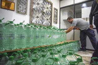 Entrega de bidones de agua a ONAJPU Entrega de bidones de agua a ONAJPU