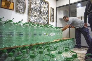 Entrega de bidones de agua a ONAJPU