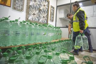 Entrega de bidones de agua a ONAJPU