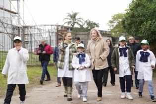 Visita de la intendenta Carolina Cosse a la huerta comunitaria en la escuela Nº 249