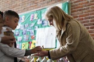 Visita de la intendenta Carolina Cosse a la huerta comunitaria en la escuela Nº 249 Visita de la intendenta Carolina Cosse a la huerta comunitaria en la escuela Nº 249