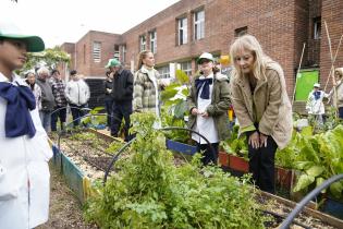 Visita de la intendenta Carolina Cosse a la huerta comunitaria en la escuela Nº 249