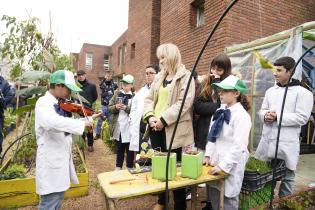 Visita de la intendenta Carolina Cosse a la huerta comunitaria en la escuela Nº 249 Visita de la intendenta Carolina Cosse a la huerta comunitaria en la escuela Nº 249