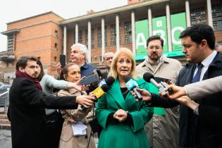 Conferencia de prensa por presentación de contenedores metálicos para residuos mezclados en vía pública