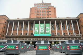 Conferencia de prensa por presentación de contenedores metálicos para residuos mezclados en vía pública