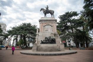 Recuperación de áreas verdes en la plaza Zabala Recuperación de áreas verdes en la plaza Zabala
