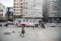 Vacunatorio móvil en la explanada de la Intendencia de Montevideo