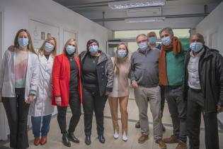OPS a través del MSP dona a la Intendencia de Montevideo heladera para refrigeración de vacunas OPS a través del MSP dona a la Intendencia de Montevideo heladera para refrigeración de vacunas