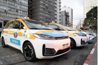  Presentación de nuevos taxis eléctricos en la explanada de la Intendencia de Montevideo 