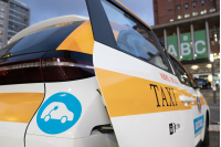 Presentación de nuevos taxis eléctricos en la explanada de la Intendencia de Montevideo