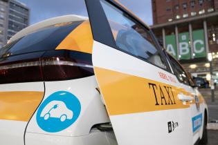 Presentación de nuevos taxis eléctricos en la explanada de la Intendencia de Montevideo Presentación de nuevos taxis eléctricos en la explanada de la Intendencia de Montevideo