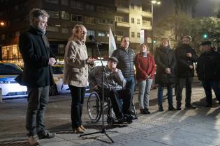 Presentación de nuevos taxis eléctricos en la explanada de la Intendencia de Montevideo