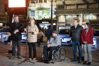 Presentación de nuevos taxis eléctricos en la explanada de la Intendencia de Montevideo