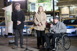 Presentación de nuevos taxis eléctricos en la explanada de la Intendencia de Montevideo