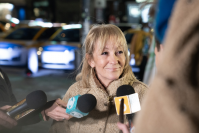 Presentación de nuevos taxis eléctricos en la explanada de la Intendencia de Montevideo