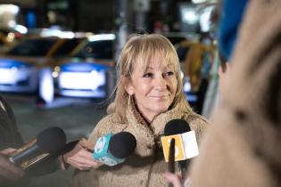 Presentación de nuevos taxis eléctricos en la explanada de la Intendencia de Montevideo