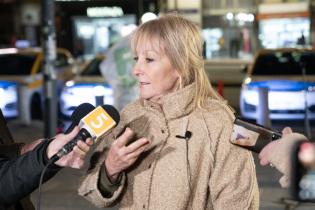 Presentación de nuevos taxis eléctricos en la explanada de la Intendencia de Montevideo