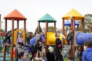 Montevideo avanza en espacios públicos, inauguración de espacio de juegos infantiles en el parque Andalucía