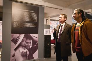 Inauguración de exposición gráfica en el MUMI sobre solidaridad de Francia con América Latina