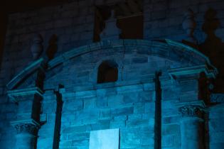 Iluminación de la Puerta de la Ciudadela en el marco del Día Internacional de la Lengua de Señas Uruguaya