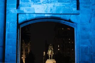 Iluminación de la Puerta de la Ciudadela en el marco del Día Internacional de la Lengua de Señas Uruguaya