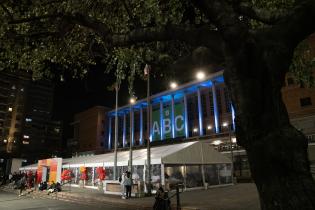 Iluminación de la fachada de la Intendencia de Montevideo en el marco del Día Internacional de la Lengua de Señas Uruguaya