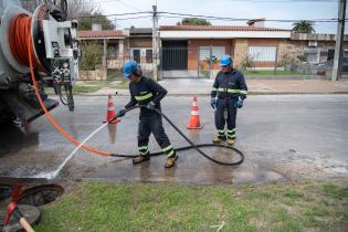 Limpieza de boca de tormenta en la calles Novara esquina Lutecia