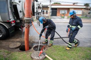 Limpieza de boca de tormenta en la calles Novara esquina Lutecia