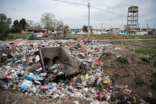 Limpieza de curso de agua en el barrio Padre Cacho