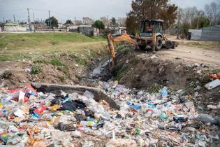 Limpieza de curso de agua en el barrio Padre Cacho