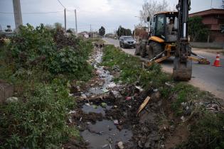 Limpieza de curso de agua en el barrio Padre Cacho