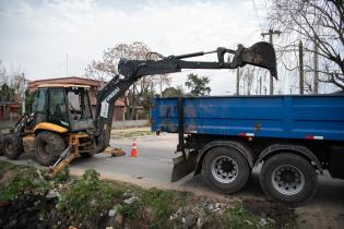 Limpieza de curso de agua en el barrio Padre Cacho