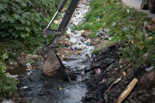 Limpieza de curso de agua en el barrio Padre Cacho