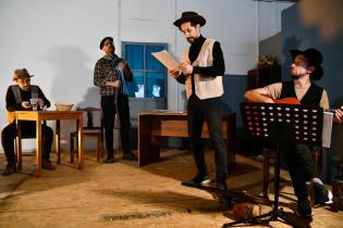 Lectura de Hay barullo en El Resorte, de Juceca, por la Comedia Nacional en Juan Lacaze Lectura de Hay barullo en El Resorte, de Juceca, por la Comedia Nacional en Juan Lacaze