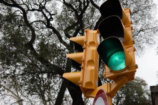 Encendido de semáforo en la calle 21 de Setiembre esquina Luis de Latorre