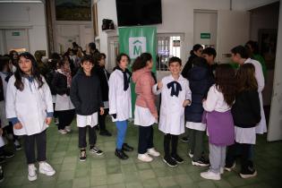 Lectura de Hay barullo en El Resorte , de Juceca, en la escuela Nº 5 de Punta del Este