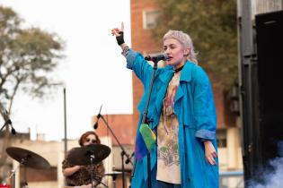 Espectáculo de Eli Almic en plaza las Pioneras Espectáculo de Eli Almic en plaza las Pioneras