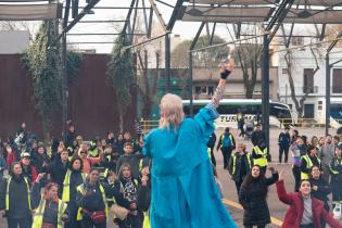 Espectáculo de Eli Almic en plaza las Pioneras Espectáculo de Eli Almic en plaza las Pioneras