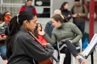 Entrega de instrumentos musicales a niñas y niños como complemento del programa « Un Instrumento un/a Niño/a » Entrega de instrumentos musicales a niñas y niños como complemento del programa « Un Instrumento un/a Niño/a »