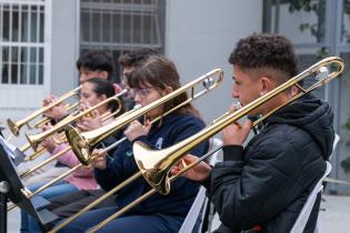 Entrega de instrumentos musicales a niñas y niños como complemento del programa « Un Instrumento un/a Niño/a »