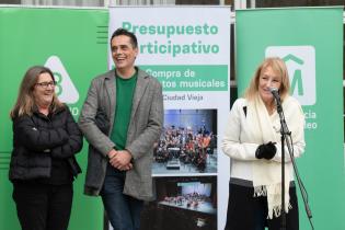 Entrega de instrumentos musicales a niñas y niños como complemento del programa « Un Instrumento un/a Niño/a » Entrega de instrumentos musicales a niñas y niños como complemento del programa « Un Instrumento un/a Niño/a »