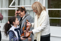 Entrega de instrumentos musicales a niñas y niños como complemento del programa « Un Instrumento un/a Niño/a »