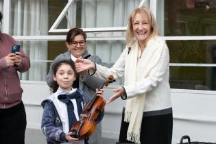 Entrega de instrumentos musicales a niñas y niños como complemento del programa « Un Instrumento un/a Niño/a »