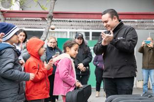 Entrega de instrumentos musicales a niñas y niños como complemento del programa « Un Instrumento un/a Niño/a »